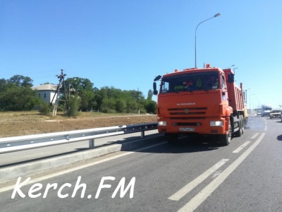 Новости » Общество: На путепроводе по ШГС в Керчи мыли дорогу