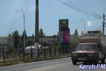 Новости » Общество: Плачу́ и пла́чу: бензин в Керчи почти по 50 рублей за литр