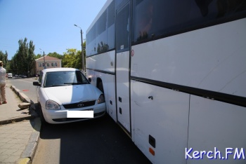 В Керчи рейсовый автобус «зажал» легковушку