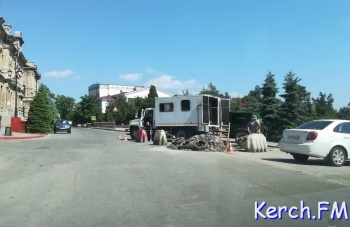 Новости » Коммуналка: На Театральной в Керчи вновь разрыли асфальт