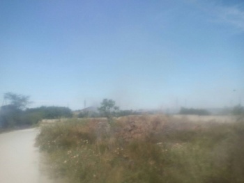 В Керчи возле жилых домов горела трава