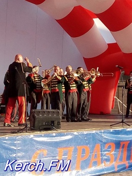 Керчане танцевали и кричали «Браво» во время выступления оркестра на площади