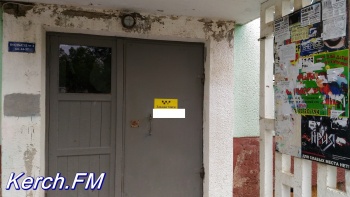 Керчане считают вандализмом объявления от такси на дверях подъездов