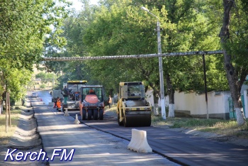 В Керчи заасфальтировали одну полосу дороги на Митридате