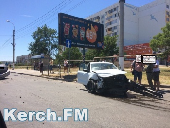 Новости » Криминал и ЧП: На Ворошилова в Керчи – авария