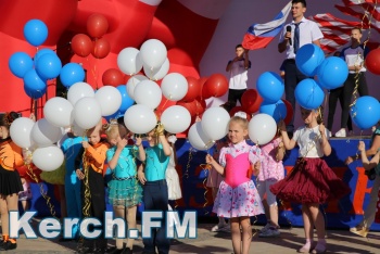 Новости » Общество: В Керчи начался торжественный концерт ко Дню России