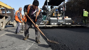 Аксенов возмущен задержкой ремонта дорог в регионах