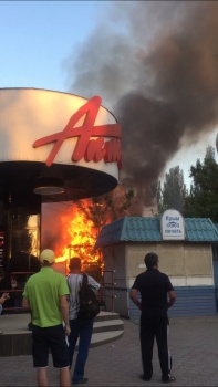 В Аршинцево сгорело здание бывшего хозяйственного магазина