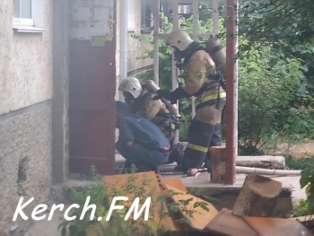 В Керчи горел подвал в многоэтажном доме (видео)