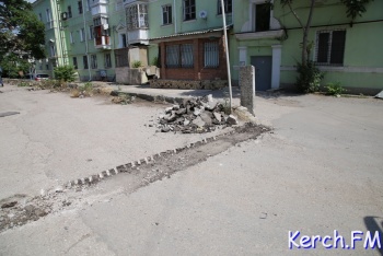 Новости » Общество: В Керчи улицу Театральную частично подготавливают к ямочному ремонту