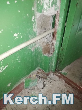 Новости » Общество: В Керчи управляющая компания после ремонта трубы оставила дыру в стене