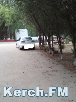 В Керчи автохам припарковался в прогулочной зоне парка