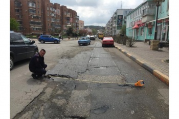 Новости » Общество: Прокуратура Керчи заставила отремонтировать дорогу на Самойленко