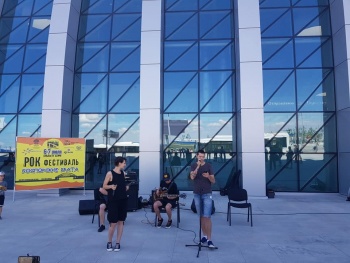 Крымские рок-группы играли в аэропорту Симферополя, рекламируя фестиваль в Керчи