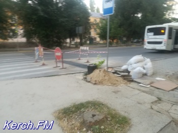 Новости » Общество: На «Дружбе» в Керчи около остановки разрыли новый асфальт