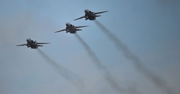 Новости » Общество: Самолеты Су-24 прибыли в Санкт-Петербург из Крыма для участия в параде