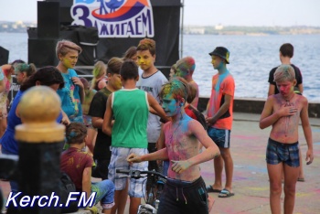 В Керчи фестиваль красок переместился ближе к морю