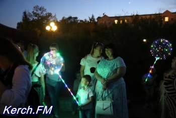 Фестиваль светящихся шаров прошел в Керчи