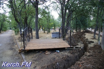 В Молодежном парке в Керчи сняли новый мостик