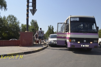 В Керчи автобус с пассажирами попал в ДТП
