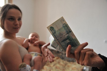 Более девяти тысяч крымских семей в июне оформили ежемесячную выплату из маткапитала