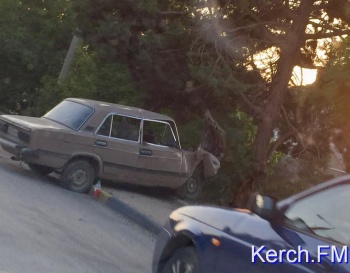 Водитель ВАЗа в Керчи не справился с управлением и врезался в дерево