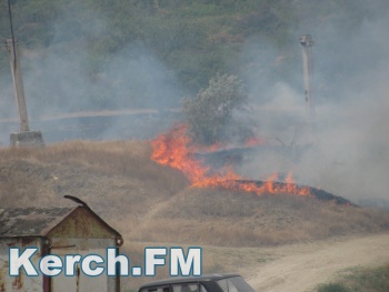 В районе КУОРа в Керчи также горела трава