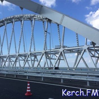 На Крымском мосту пробка: перекрыли одну полосу дороги
