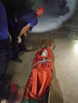 Парень с девушкой упали со скалы в Крыму (фото 18+)
