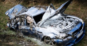 В Крыму «BMW» упала в обрыв и сгорела, водитель погиб