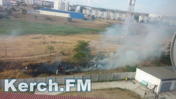 Новости » Общество: В Керчи неизвестные подожгли вещи на улице