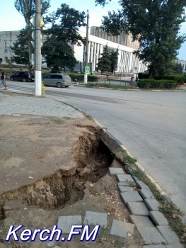 Новости » Общество: Из-за дождя на месте, где меняли водовод в Аршинцево, появилась яма