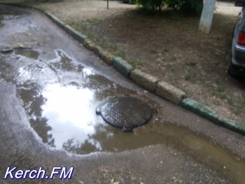 Новости » Коммуналка: Вдоль жилого дома в Керчи течет канализация