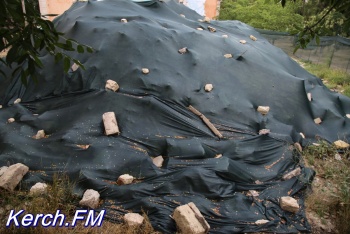 Новости » Общество: Кучу мусора от рухнувшего здания в Керчи накрыли сеткой