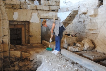 Новости » Общество: Археологи откопали редут крепости Керчь от свиных экскрементов