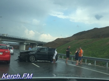 На автоподходах к Крымскому мосту в Керчи произошла авария