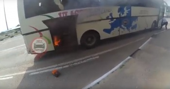 Новости » Криминал и ЧП: В Крыму на ходу загорелся автобус с пассажирами (видео)
