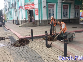 Новости » Общество: На Ленина чистили ливневки и косили траву