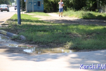 Новости » Общество: В Керчи произошел очередной прорыв водовода