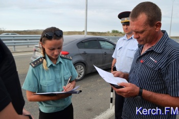 Новости » Общество: Судебные приставы Керчи ловили нарушителей перед въездом на Крымский мост