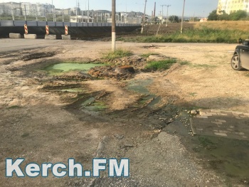 В жилом районе Керчи пять дней течет канализация