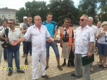 Новости » Общество: Три десятка керчан на встрече с керченским  депутатом охраняли 16 правоохранителей