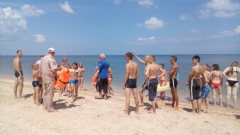 Новости » Общество: Спасатели проверили пляж в Щелкино