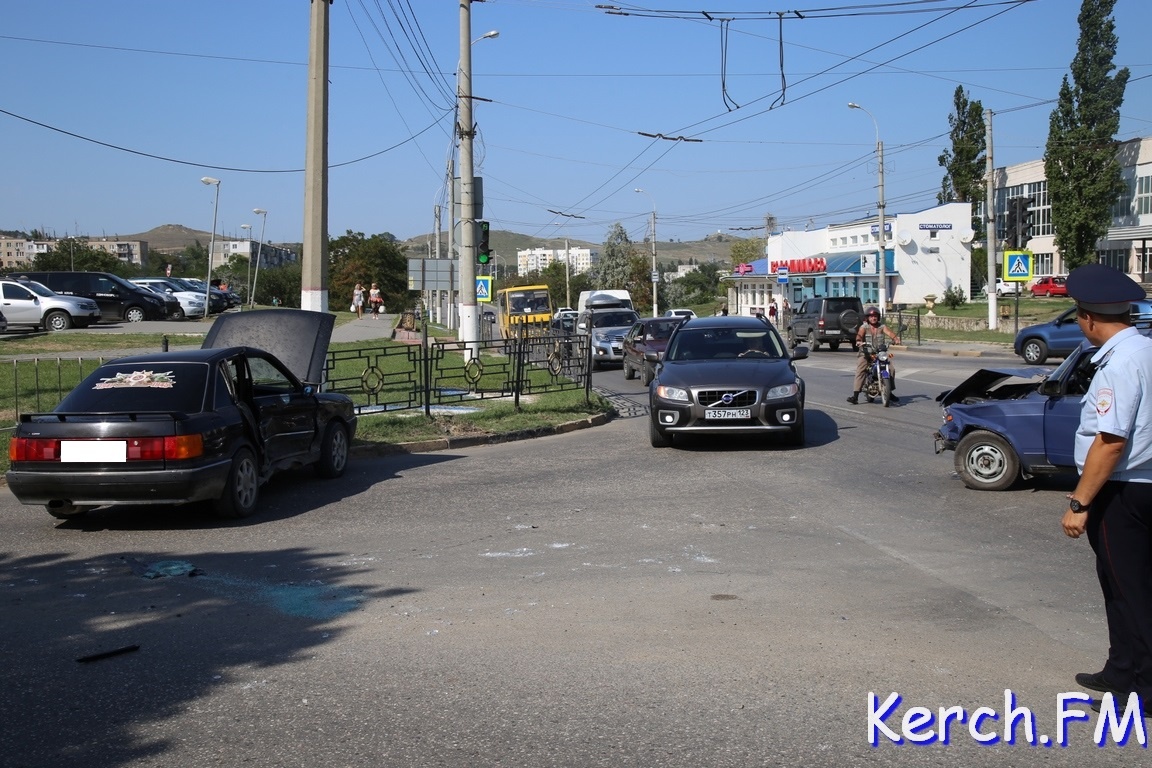 Керчь фм последние новости. Автосалон Керчь. Автоаварии в Керчи сегодня. Керчь авария сегодня на Ворошиловском кольце.