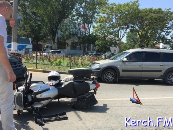 Кроссовер и мотоцикл столкнулись в центре Керчи