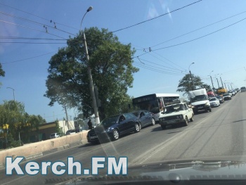 В Керчи тройная авария парализовала движение на Горьковском мосту