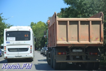 Новости » Общество: Автобусы едут через сплошную из-за парковки грузовиков в Керчи
