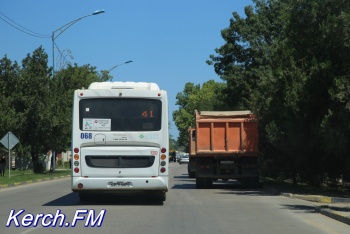 Автобусы едут через сплошную из-за парковки грузовиков в Керчи