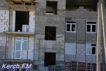Новости » Общество: В керченском доме для депортированных  вставляют окна