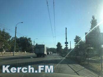 Новости » Общество: В Керчи не работает светофор на перекрестке в районе стадиона